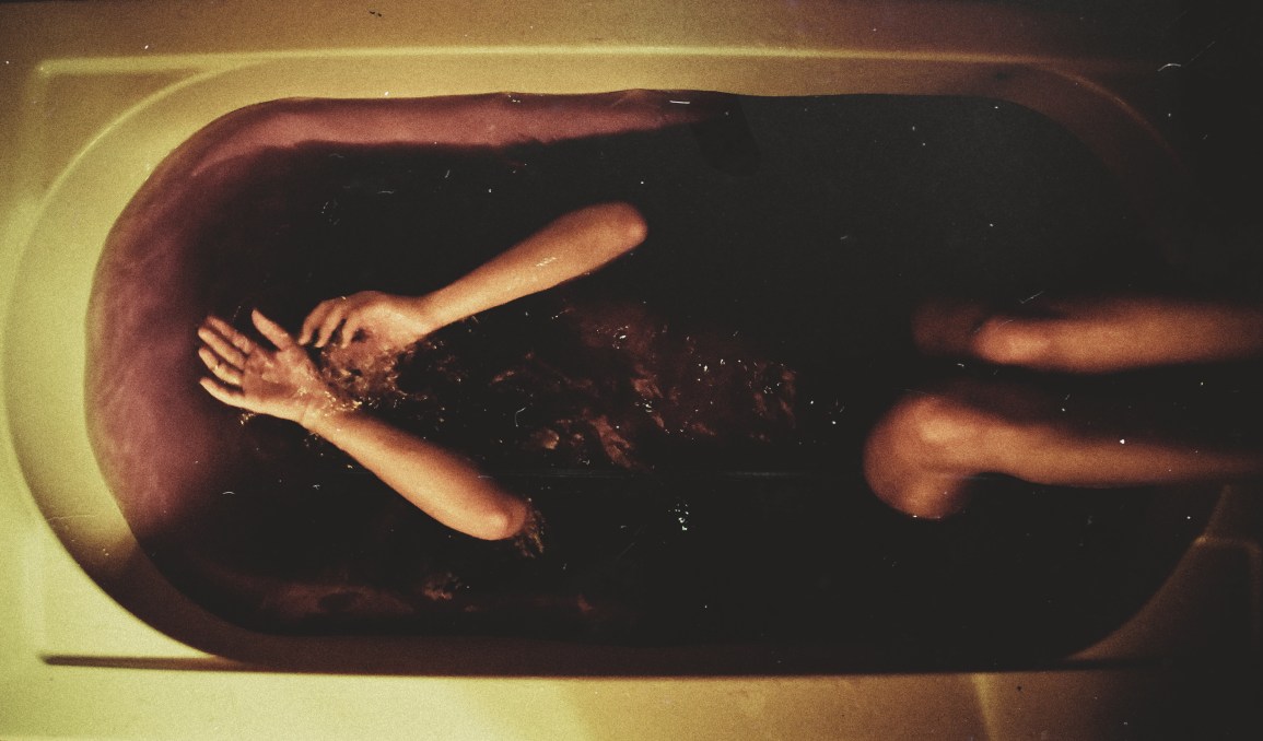 ‘UNDERWATER’ A NEW VISUAL STORY BY PHOTOGRAPHER & FILMMAKER ‘DUSTIN HOLLYWOOD’