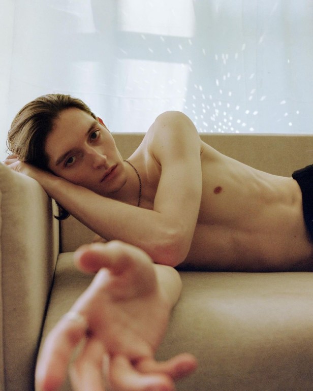 ‘SASHA MUNAEV’ ARTIST TO WATCH