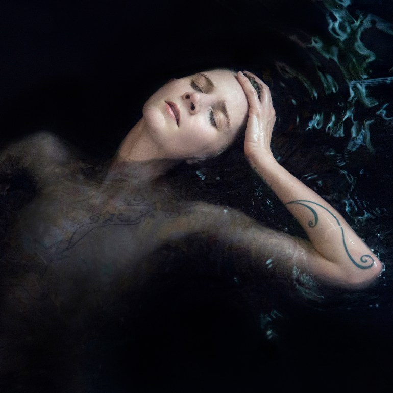 THE NEW MUSIC VIDEO ‘AMOR FATI’ BY ‘ROXANNA WALITZKI’ OUT NOW!