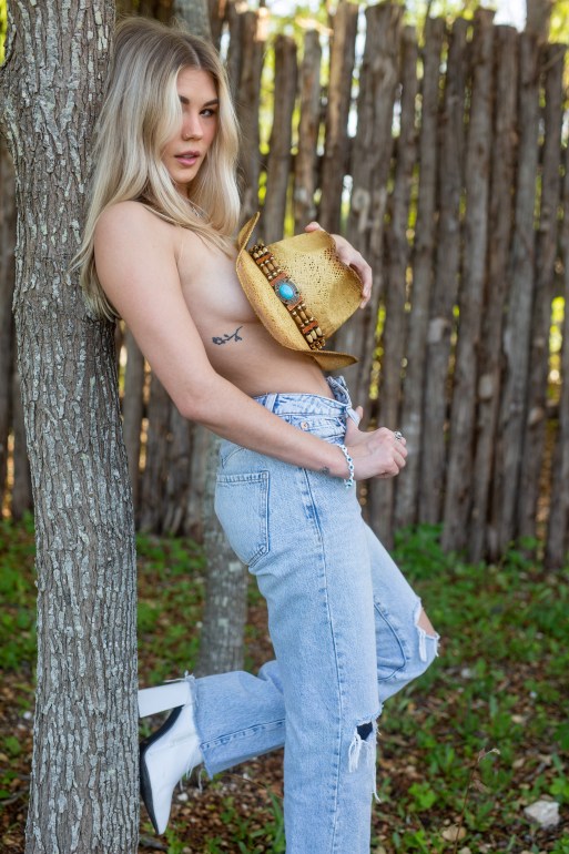 ‘SPRINGTIME BLUEBONNETS’ A NEW VISUAL STORY BY PHOTOGRAPHER ‘RICHARD JOHNSON’