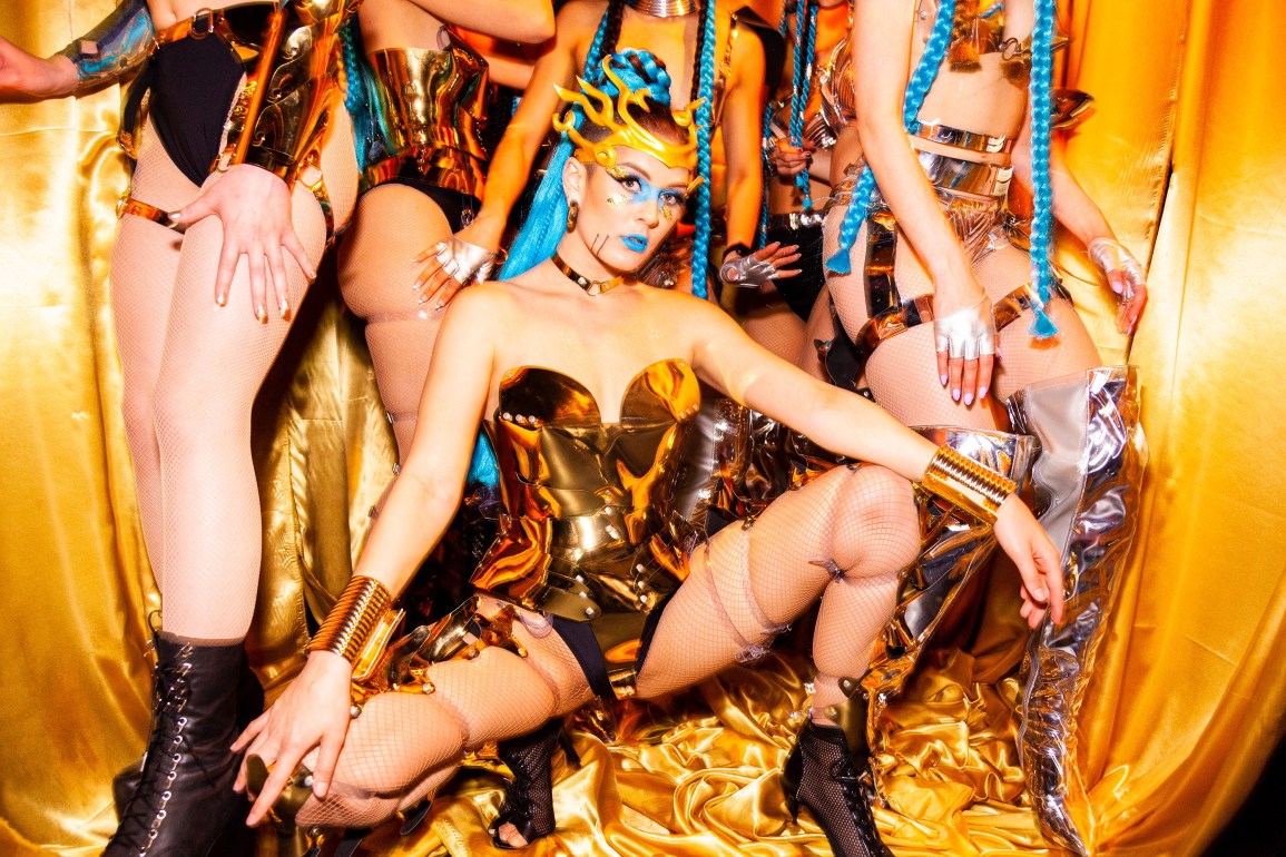 ‘THE GOLDEN HAREM’ A NEW EDITORIAL WITH ‘ONYXX GROUP’ BY PHOTOGRAPHER ‘GASPAR MARQUEZ’