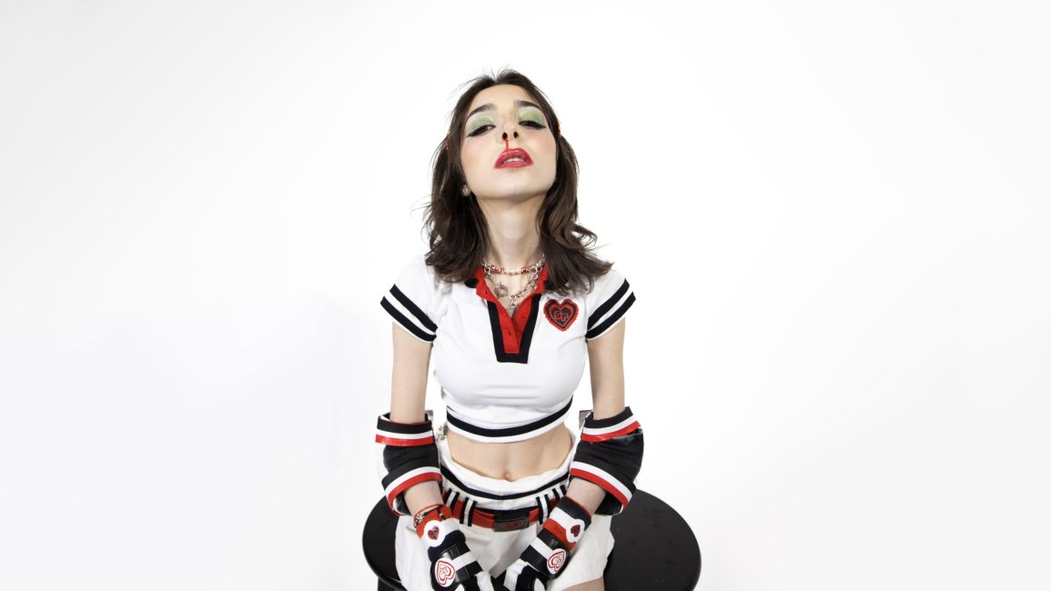 ALT-POP ARTIST ‘SOPHIE POWERS’ MAKES STRIKING LABEL DEBUT WITH “NOSEBLEED”